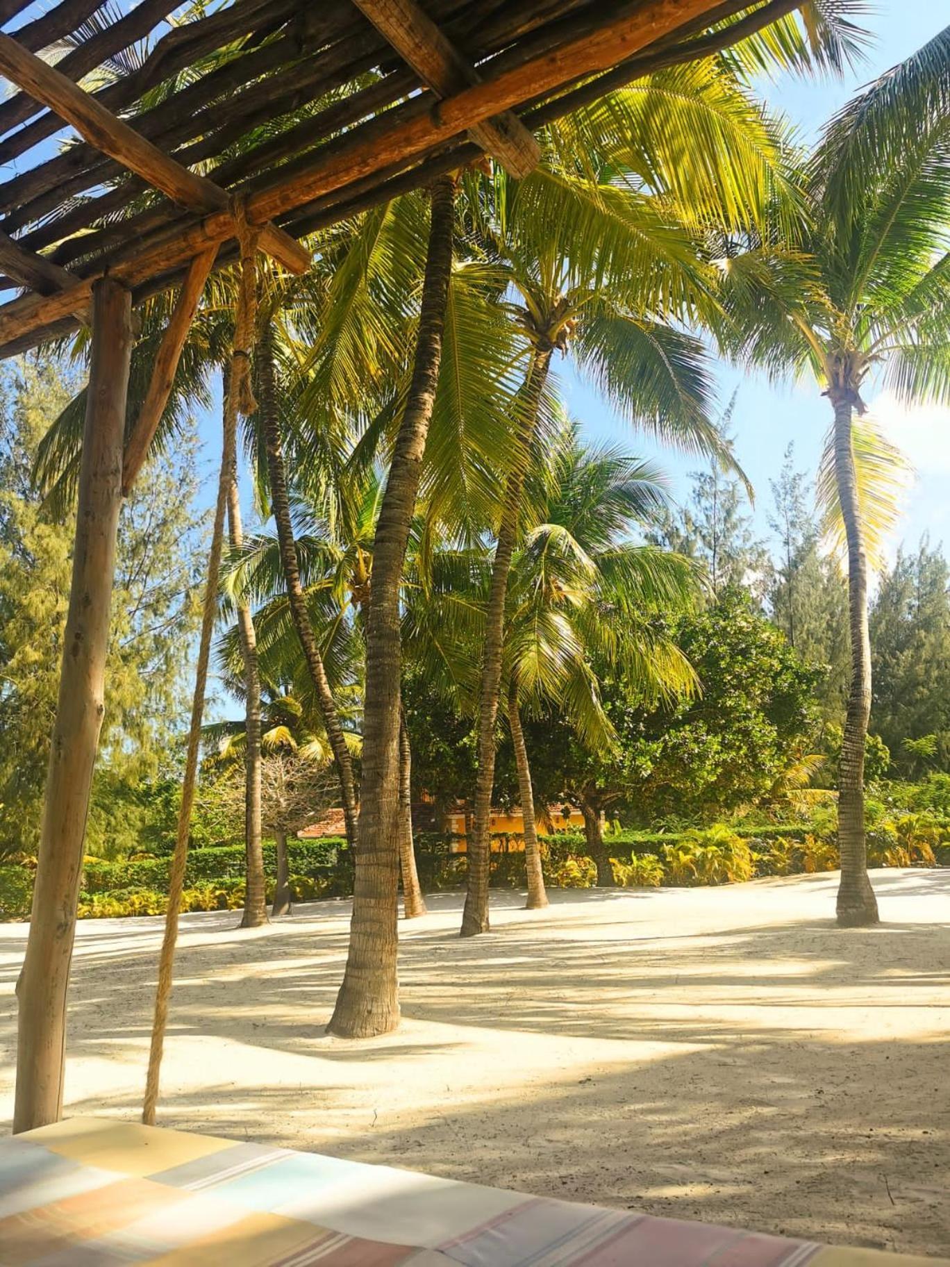 Zumzum Beach House Bed and Breakfast Kinondo Exterior foto